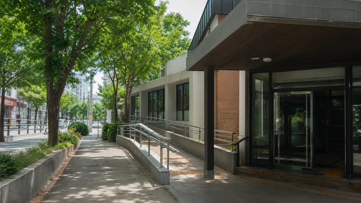 서울 공공 무더위쉼터로 활용할 수 있는 civic building 외부와 덮인 보행로