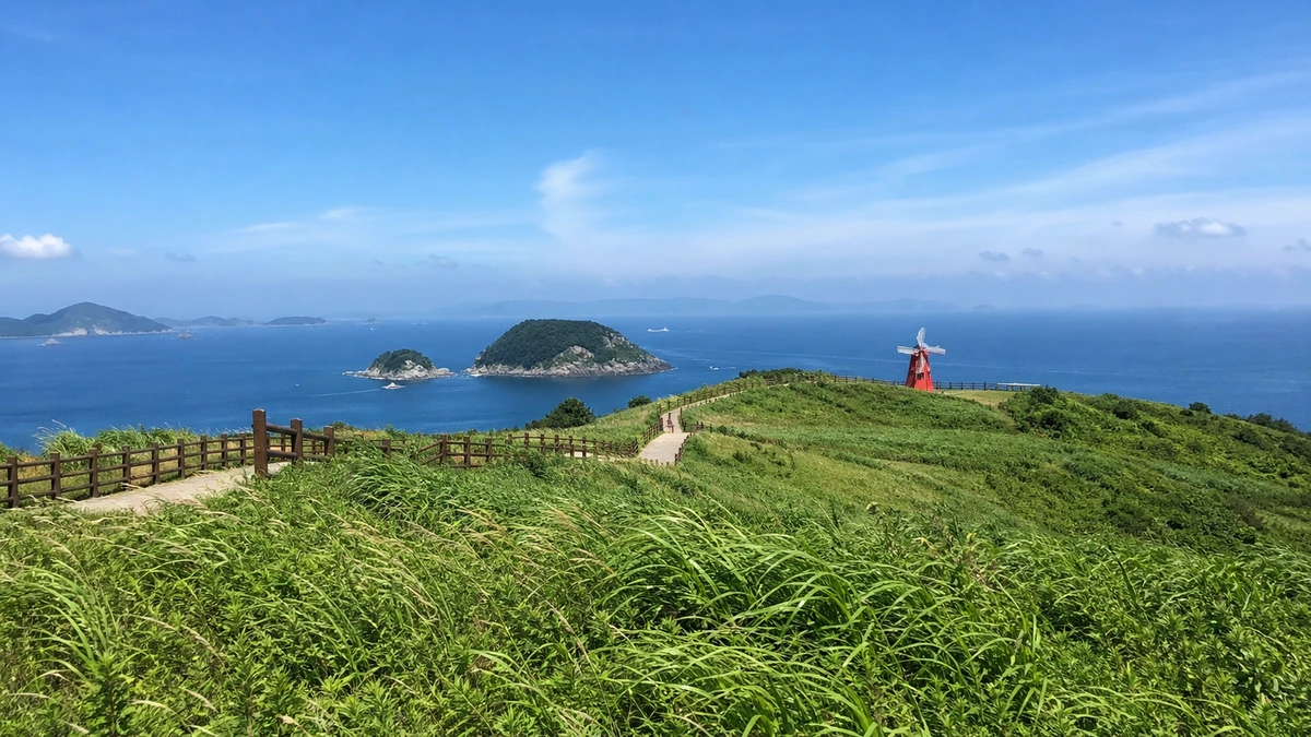거제 바람의 언덕 잔디 언덕과 풍차, 다도해가 펼쳐진 대표 전경
