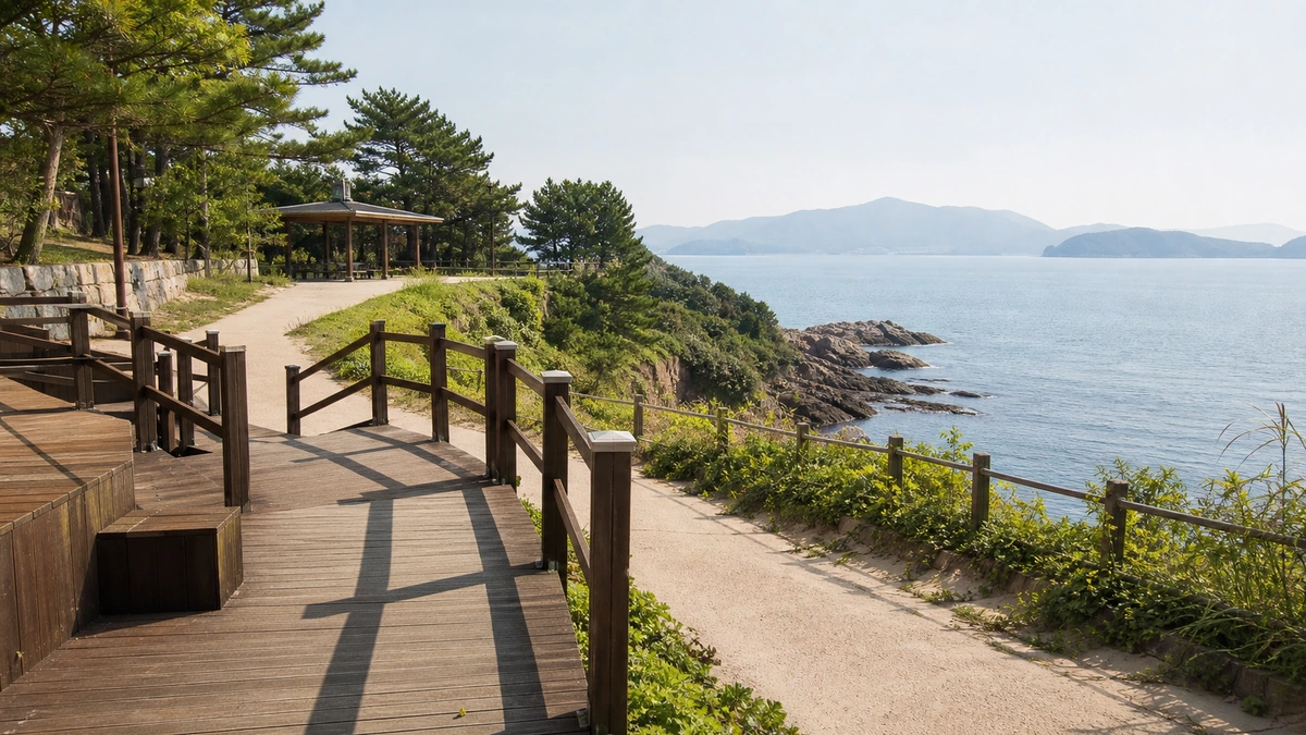 거제 해안의 나무 데크와 완만한 진입로, 쉼터가 이어지는 접근 동선
