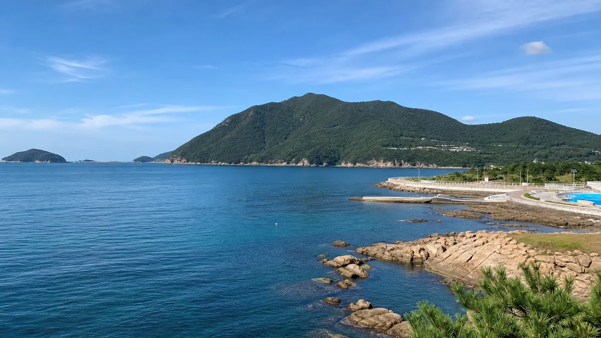 거제 칠천도 옥계마을 옥계해수욕장 모래 해변과 잔잔한 물빛을 보여주는 핵심 대상