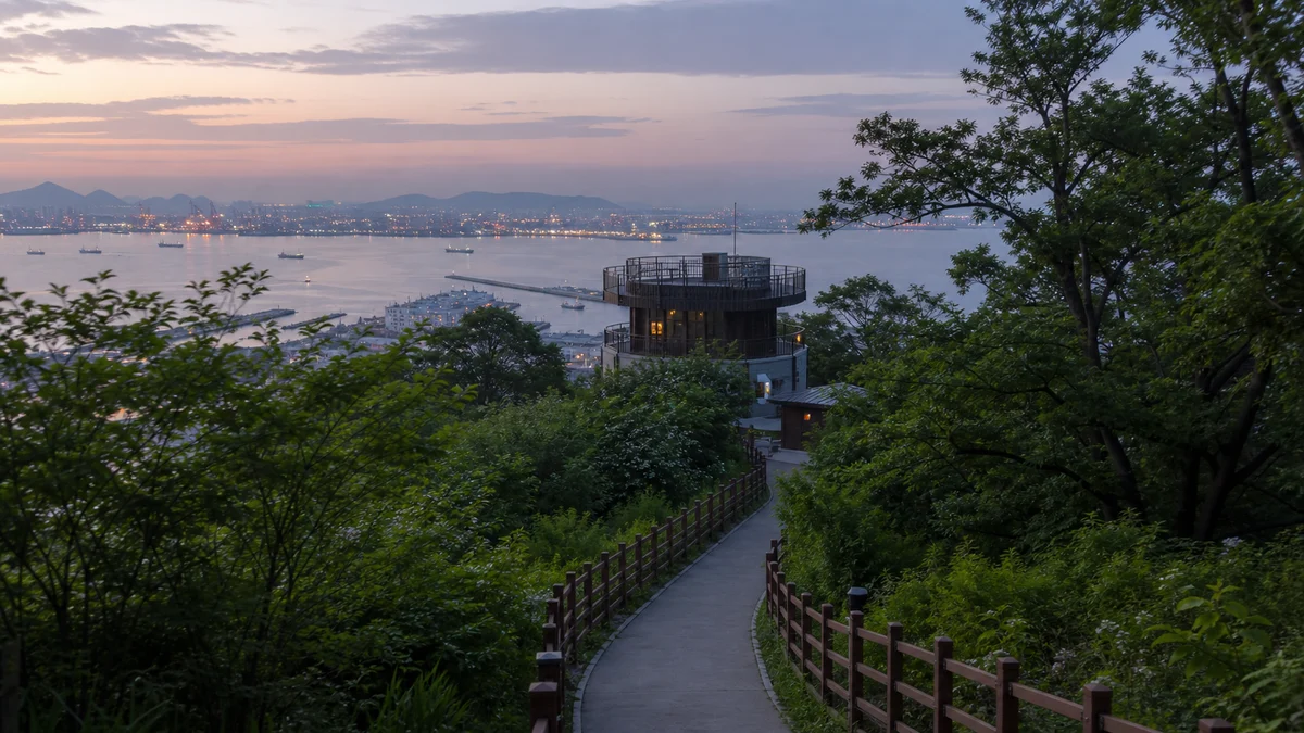인천 중구 해안 전망 공간에서 도시 불빛과 열린 바다가 만나는 저녁