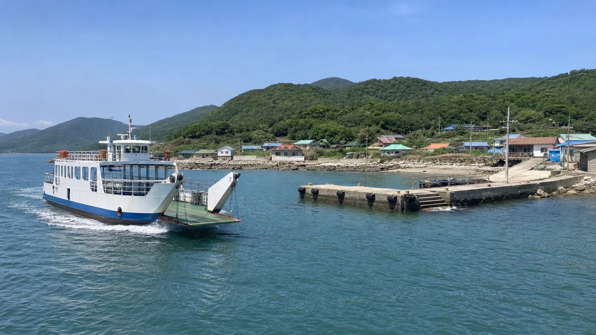 추도 앞바다의 늦은 오후와 마을 불빛