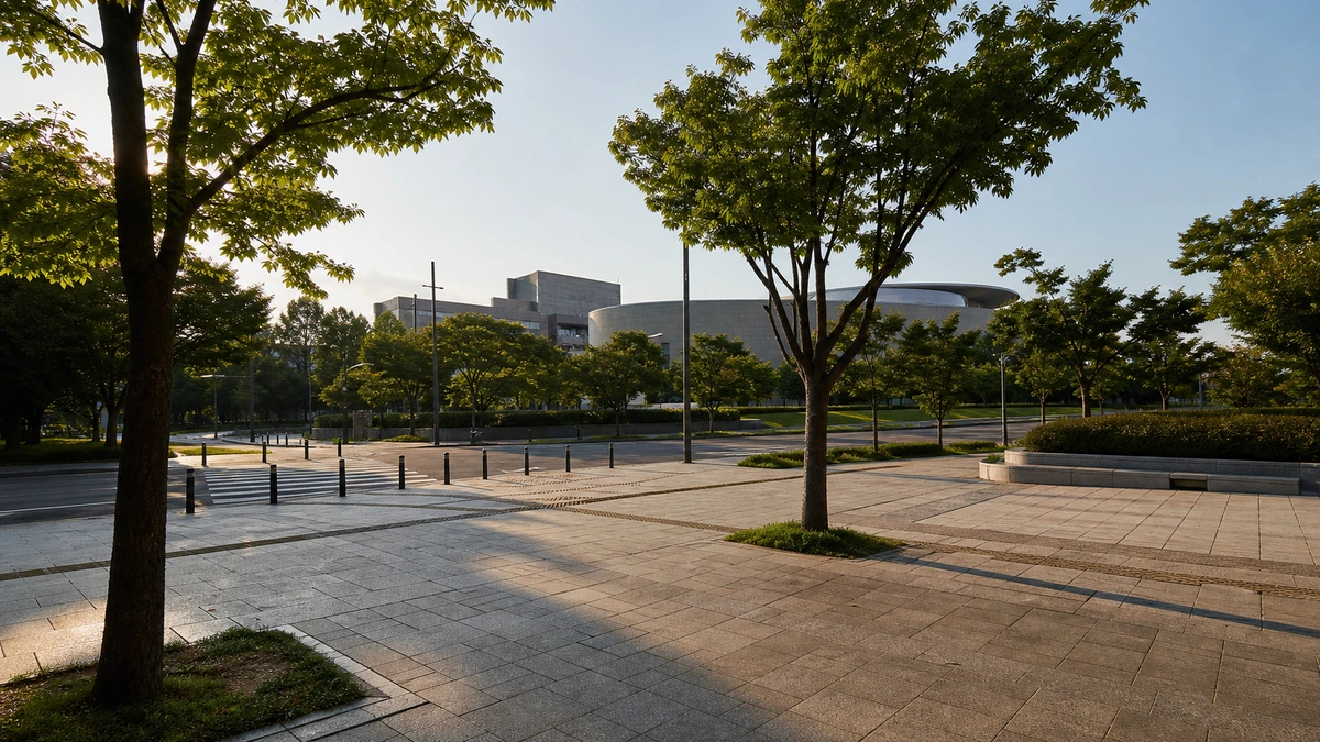 양재천 수변 산책로와 도심 주거 배경이 함께 보이는 여름 맑은 날 장면