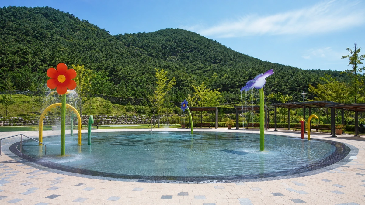상옥리 인근 물놀이공원으로 이어지는 포장 접근로와 주차 가장자리, 낮은 산자락