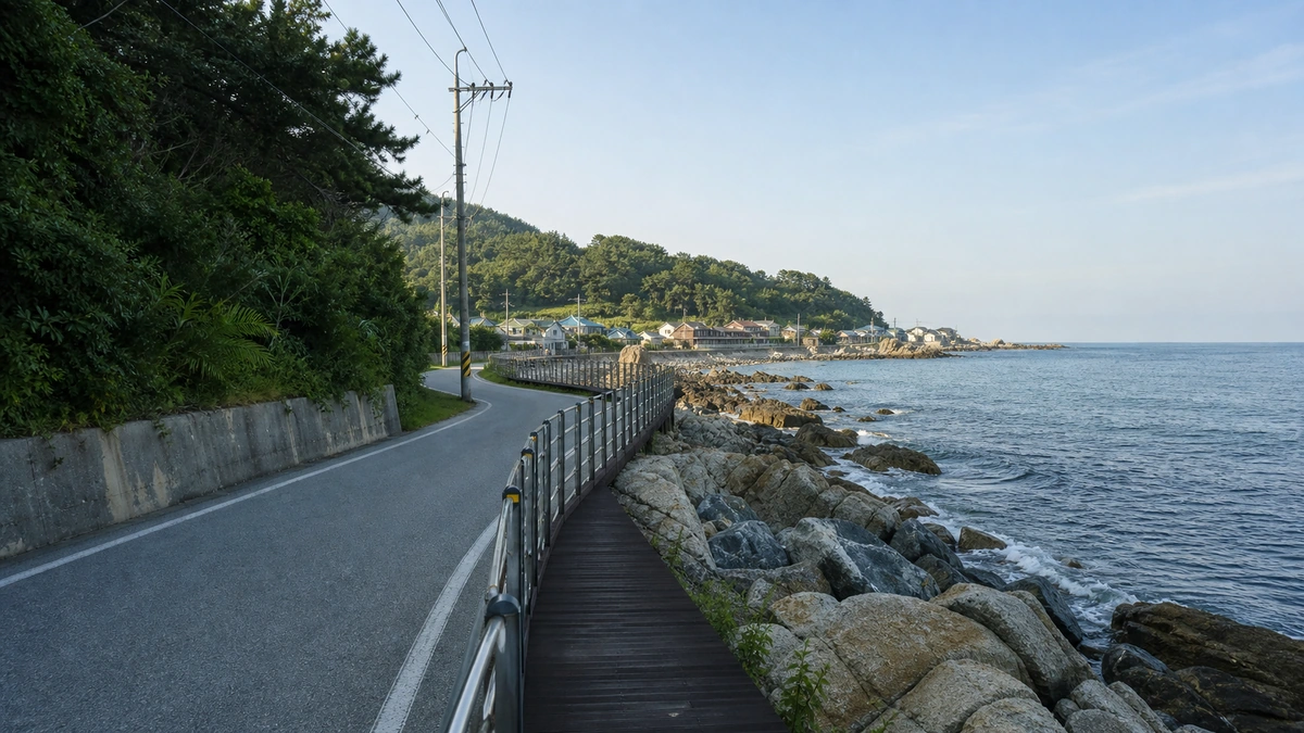어달항 해안도로와 난간 데크, 바다를 따라 이어지는 주변 공간