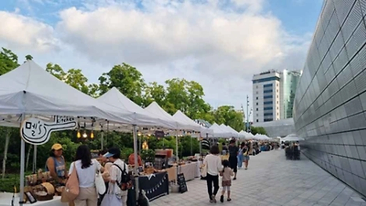 DDP 곡선 건축과 낮은 화단·벤치가 만나는 주변 쉼터