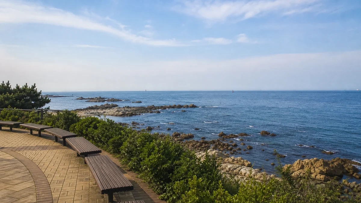 일산해수욕장 주변 바위 해안과 벤치가 있는 산책 가장자리, 바다를 바라보는 쉼터 맥락