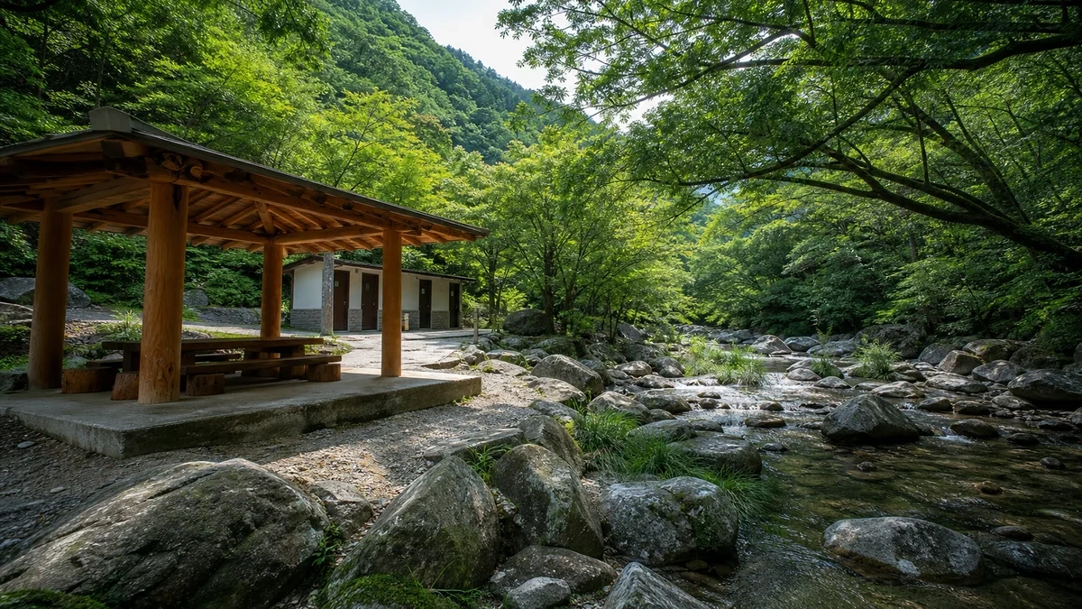 부산 기장 장안사계곡으로 이어지는 포장 접근로와 작은 돌다리