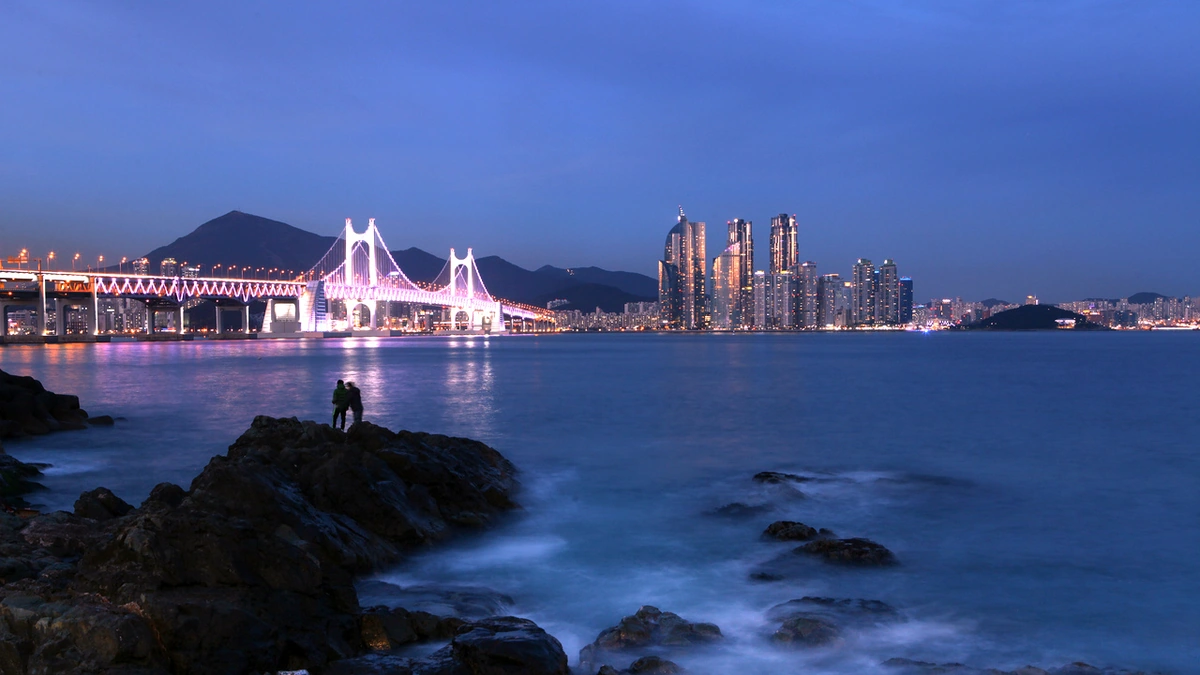 광안리 해변도로와 광안대교 불빛이 이어지는 도시 거리