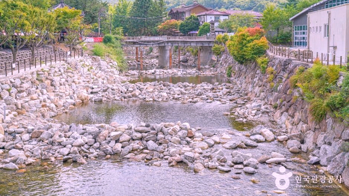 덕유산 계곡 다리와 바위 물길이 이어지는 열린 풍경
