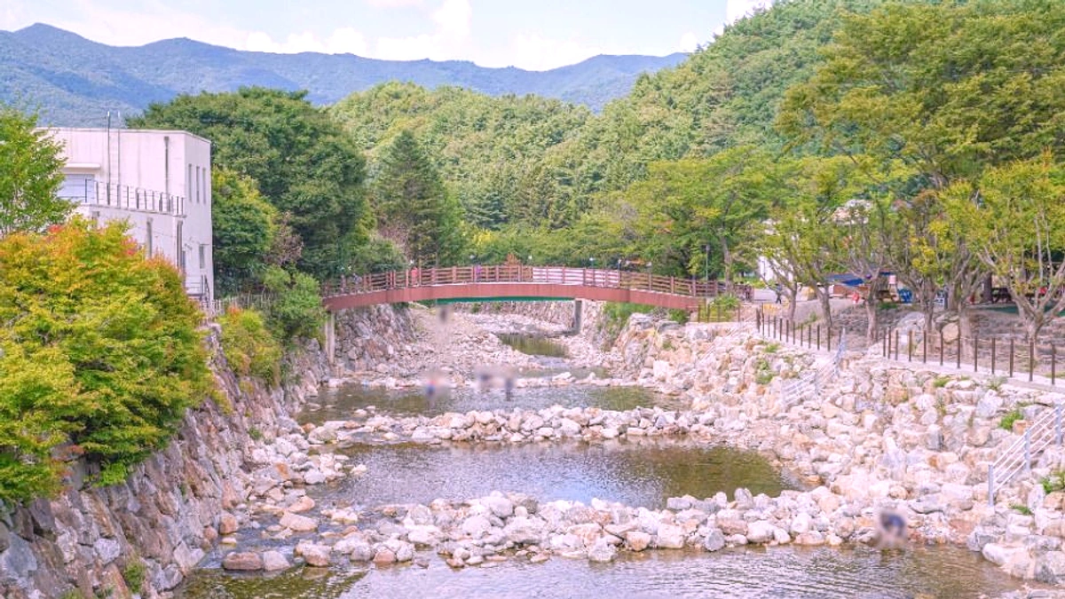 구천동 계곡의 맑은 물과 산 원경이 보이는 파노라마