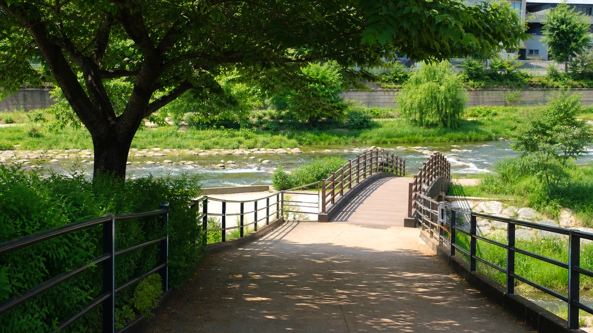해변 진입로와 낮은 난간이 이어지는 접근 동선