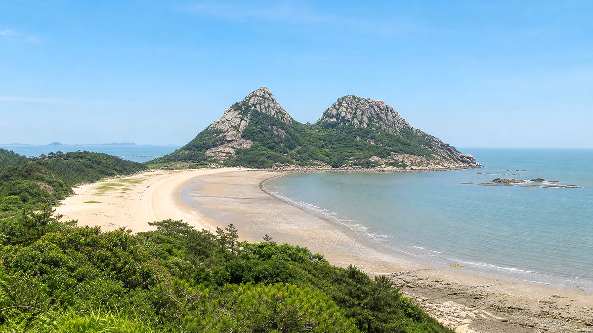 해 질 무렵 밝은 해변과 잔잔한 파도