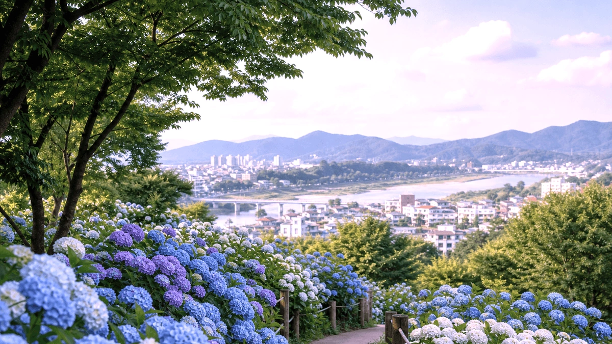 오후 빛 아래 연꽃과 주변 산 능선이 보이는 풍경