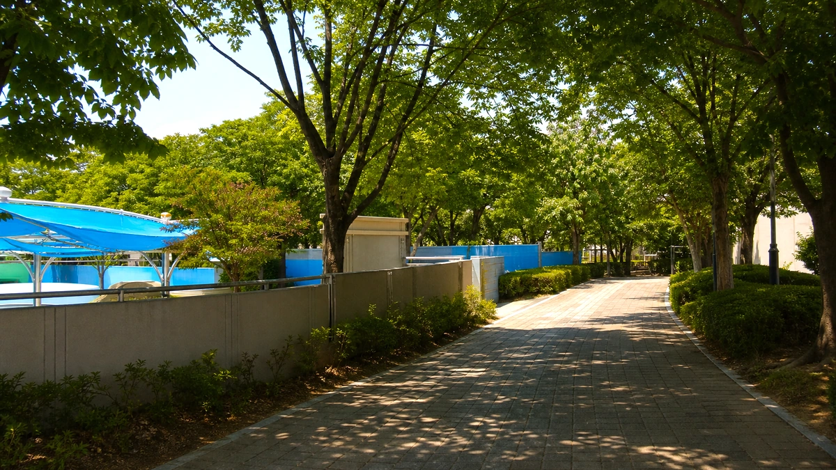양산 계곡과 폭포 원경이 하늘과 함께 보이는 대표 전경