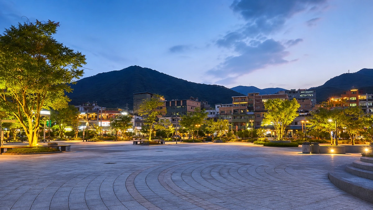 화천 상점가 거리와 산 배경