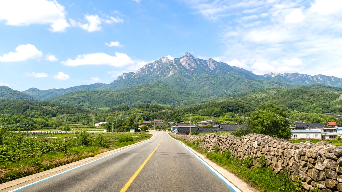 무주 적상산 마을 접근로와 산 원경