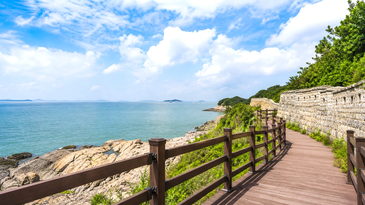 인천 섬 유적 산책로와 낮은 돌담