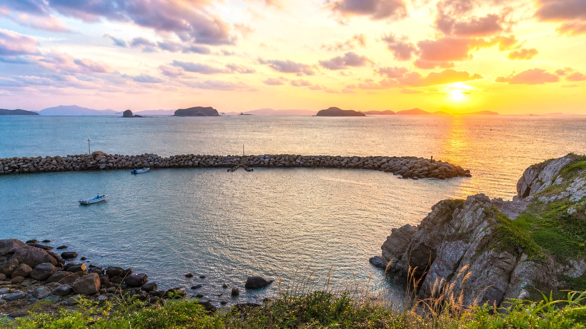 울릉 항구 주변 귀가길과 바다