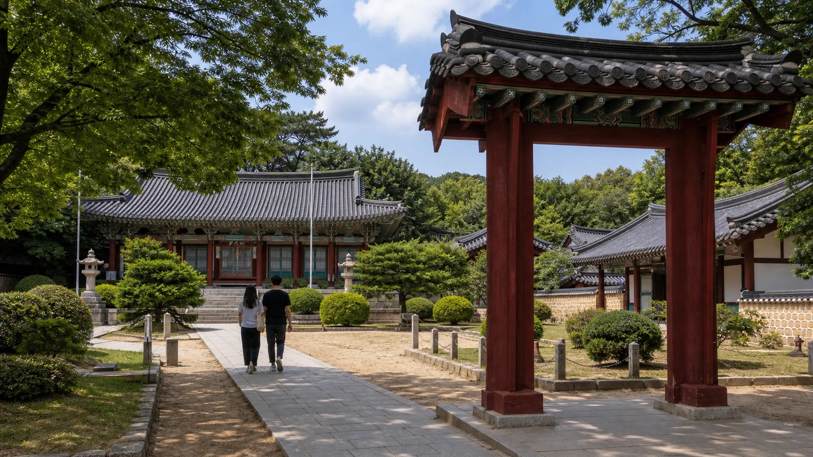 부산 충렬사 사당 마당과 홍살문