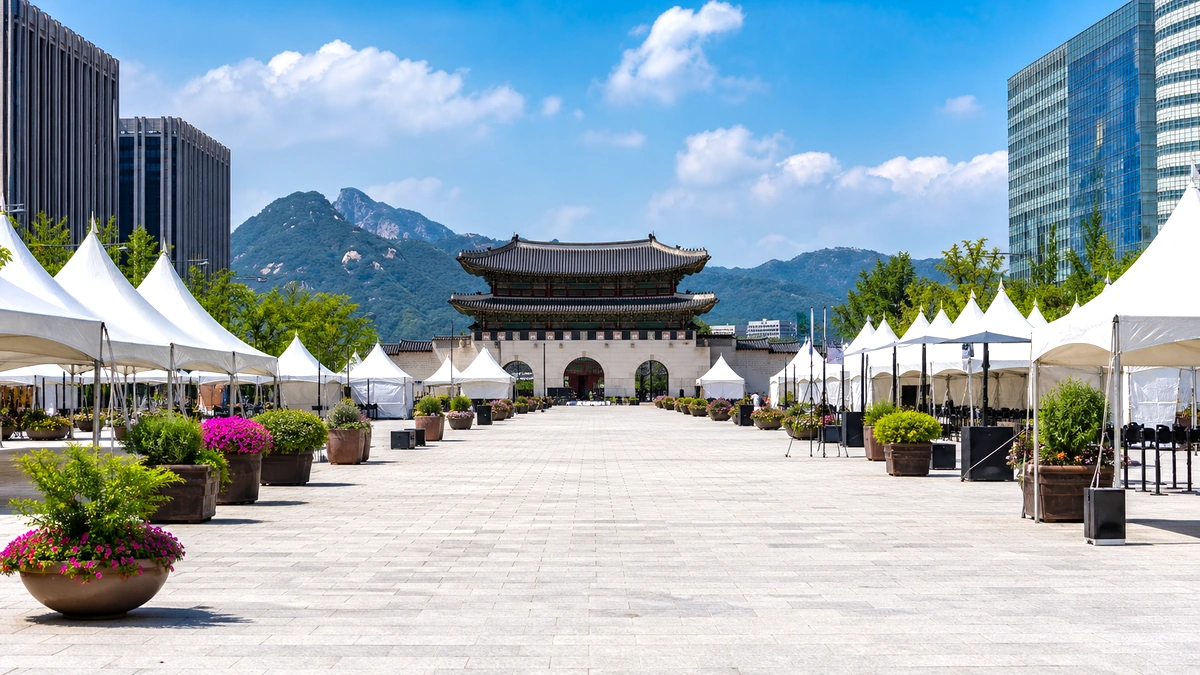 도심 광장 방문자 테라스와 계절 장식