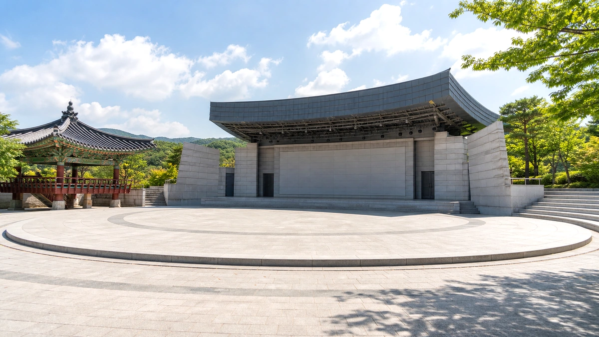 도심 문화공간 광장과 여름 행사 준비 장면