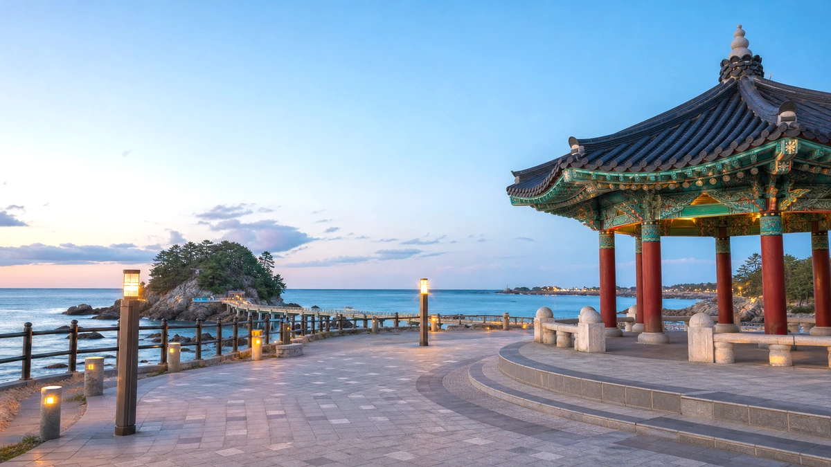 해변 광장과 저녁 바다 조명