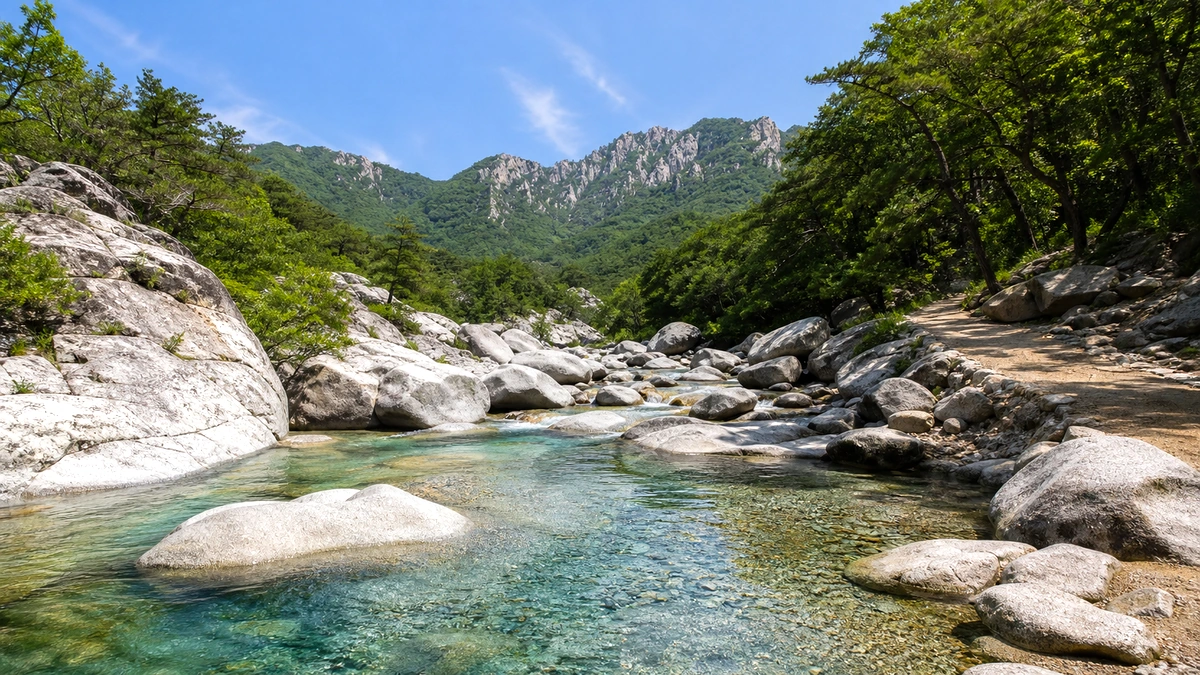 산바람이 드는 계곡 출구와 열린 하늘