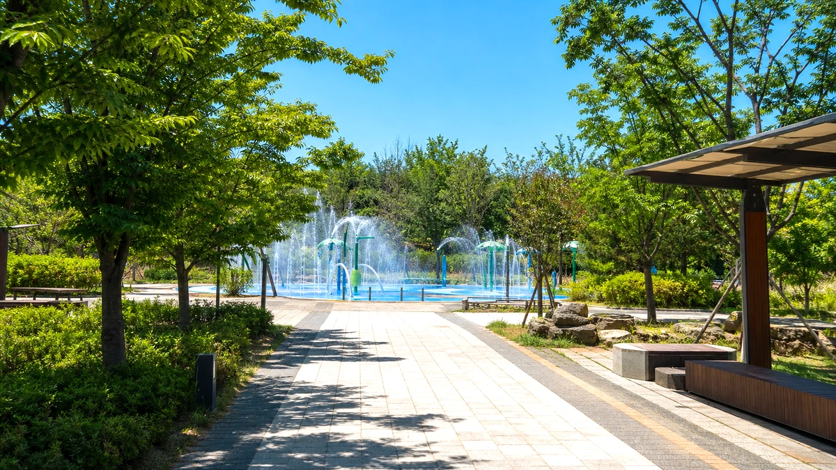 늦은 오후 해변 산책로와 수평선