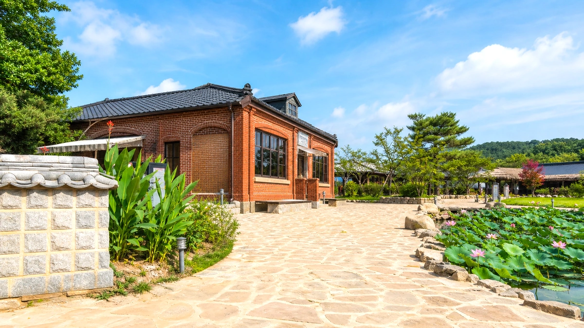 연꽃 수면과 붉은 벽돌 유산 원경