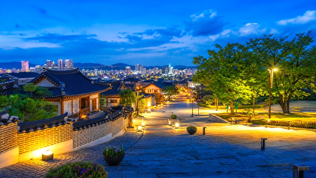 전주 초저녁 광장과 골목 불빛