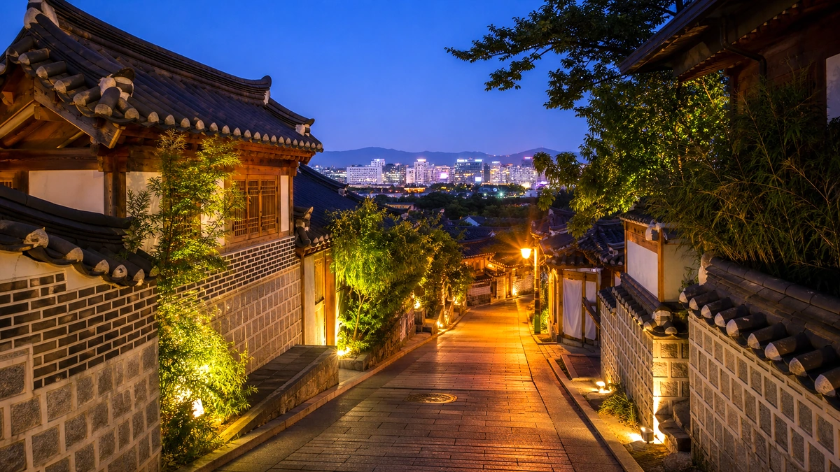 전주 여름밤 보행로와 따뜻한 조명