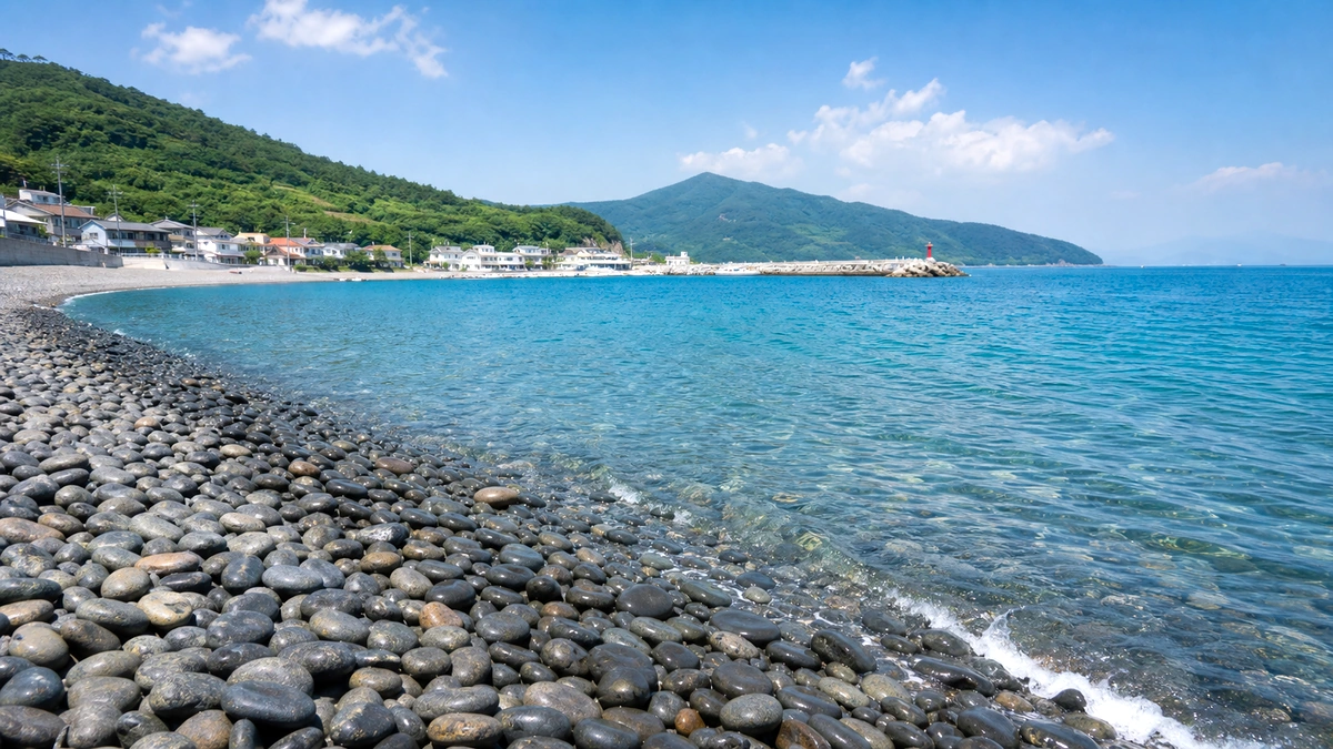 남해 선구몽돌해변 둥근 몽돌과 물빛