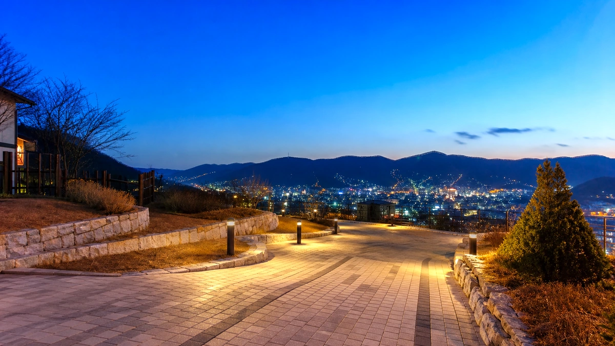 가평 별빛정원 조명 산책로와 마을 불빛