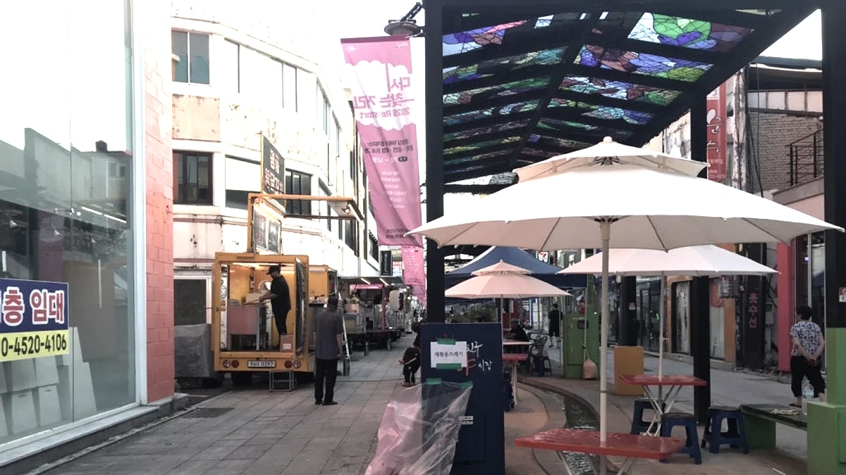 중앙상가 야시장 조명 아래 먹거리 거리