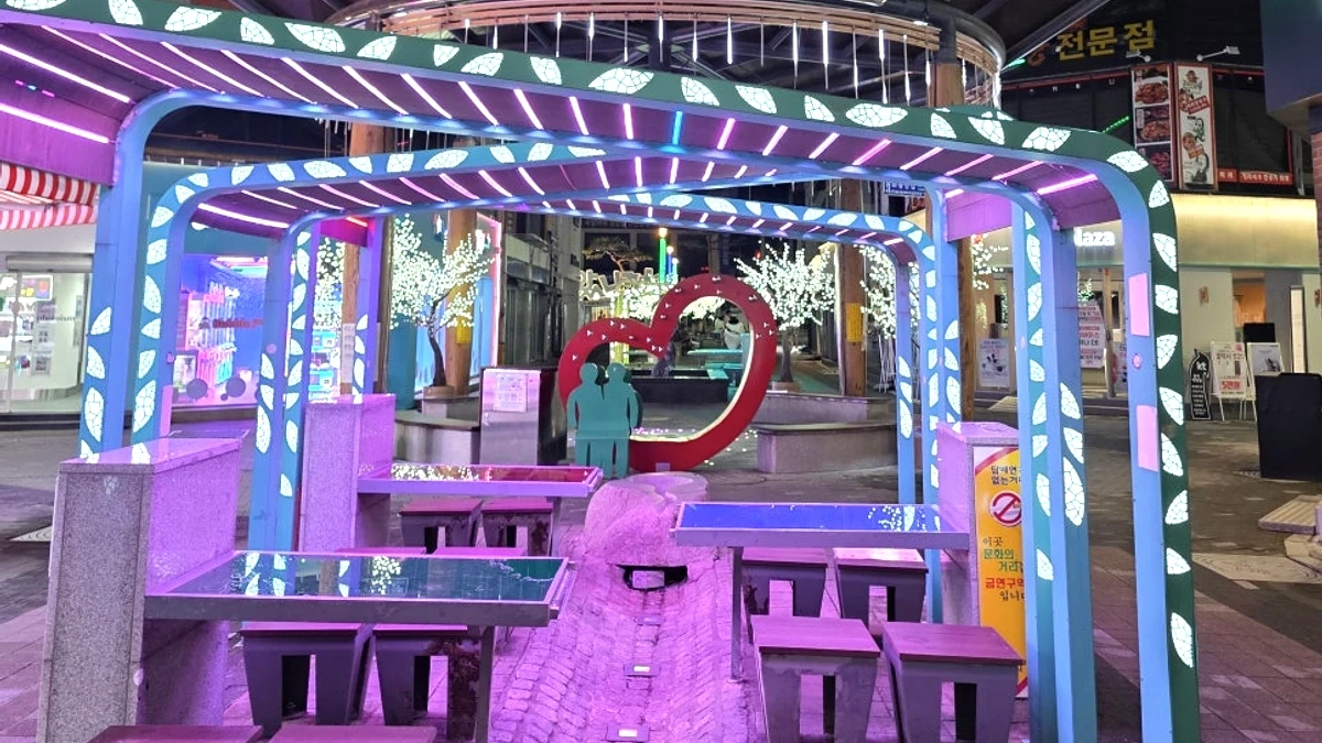 조명 아래 벤치와 보행로가 놓인 안동 밤 산책길