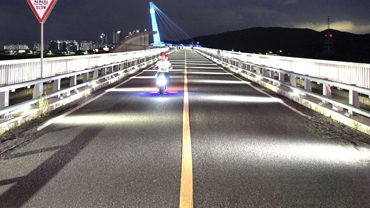강정고령보와 주변 도시 불빛이 함께 보이는 수변 전망