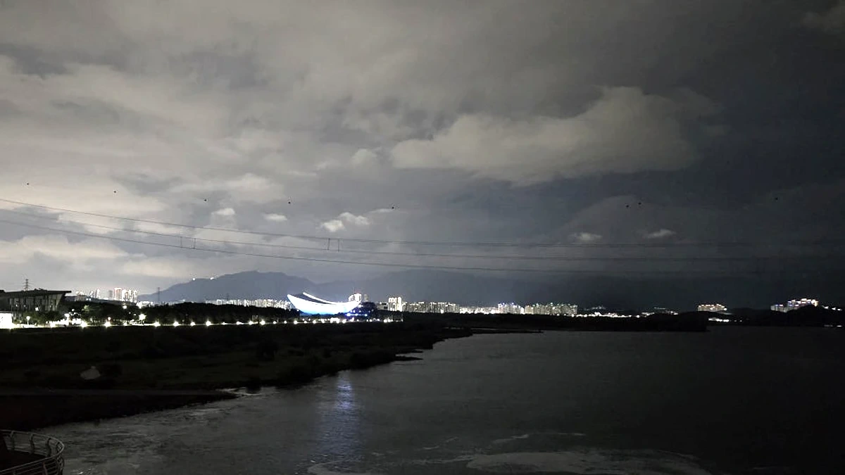 낙동강을 따라 강정고령보 불빛을 바라보는 밤 산책 장면
