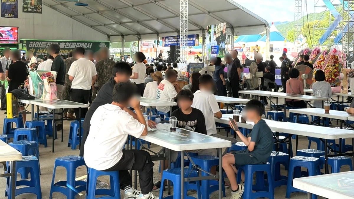 축제 천막 아래 객석과 무대가 보이는 홍천강 행사장