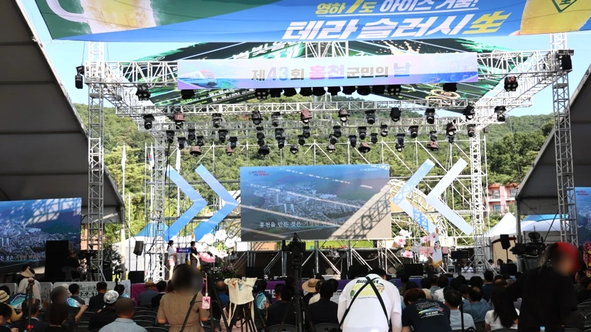 밤 조명 속 축제 포토존과 홍천강변 광장
