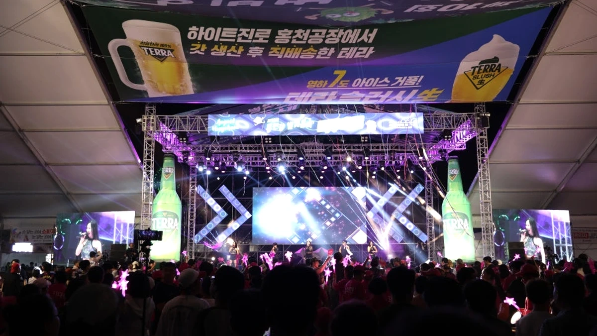 야간 공연 무대와 객석 불빛이 이어지는 축제장