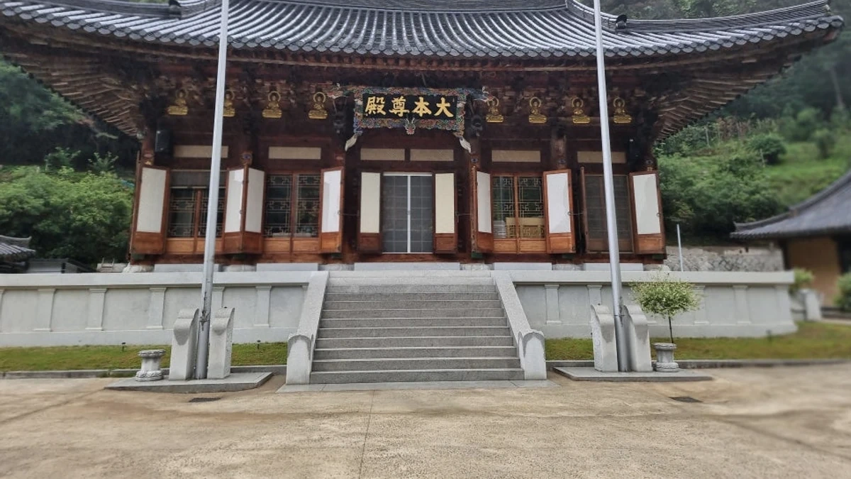 해룡사 대웅전 건축과 산자락이 함께 보이는 사찰 마당