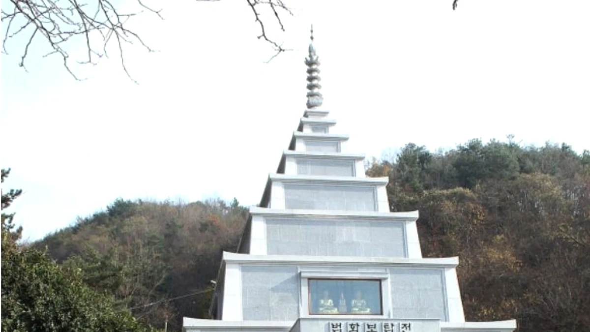 하늘 아래 해룡사 불탑과 사찰 산책 전망