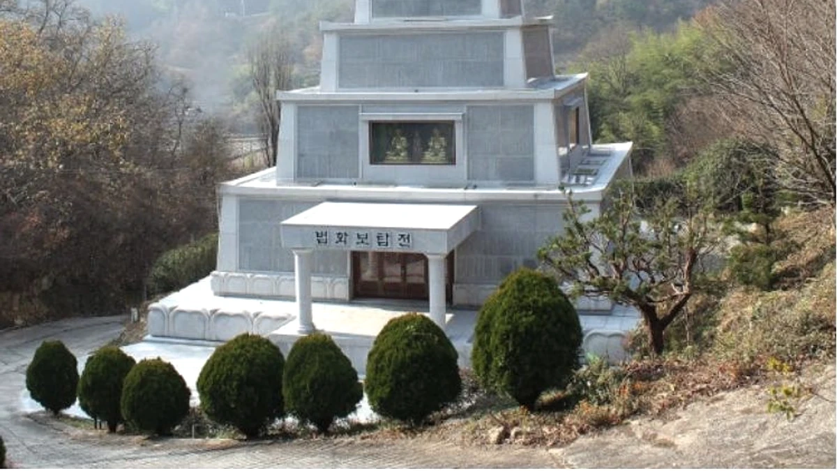 산자락과 하늘을 배경으로 선 해룡사 불탑과 사찰 건축
