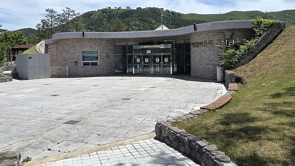마애선사유적전시관 외관과 밝은 역사 문화 공간 입구