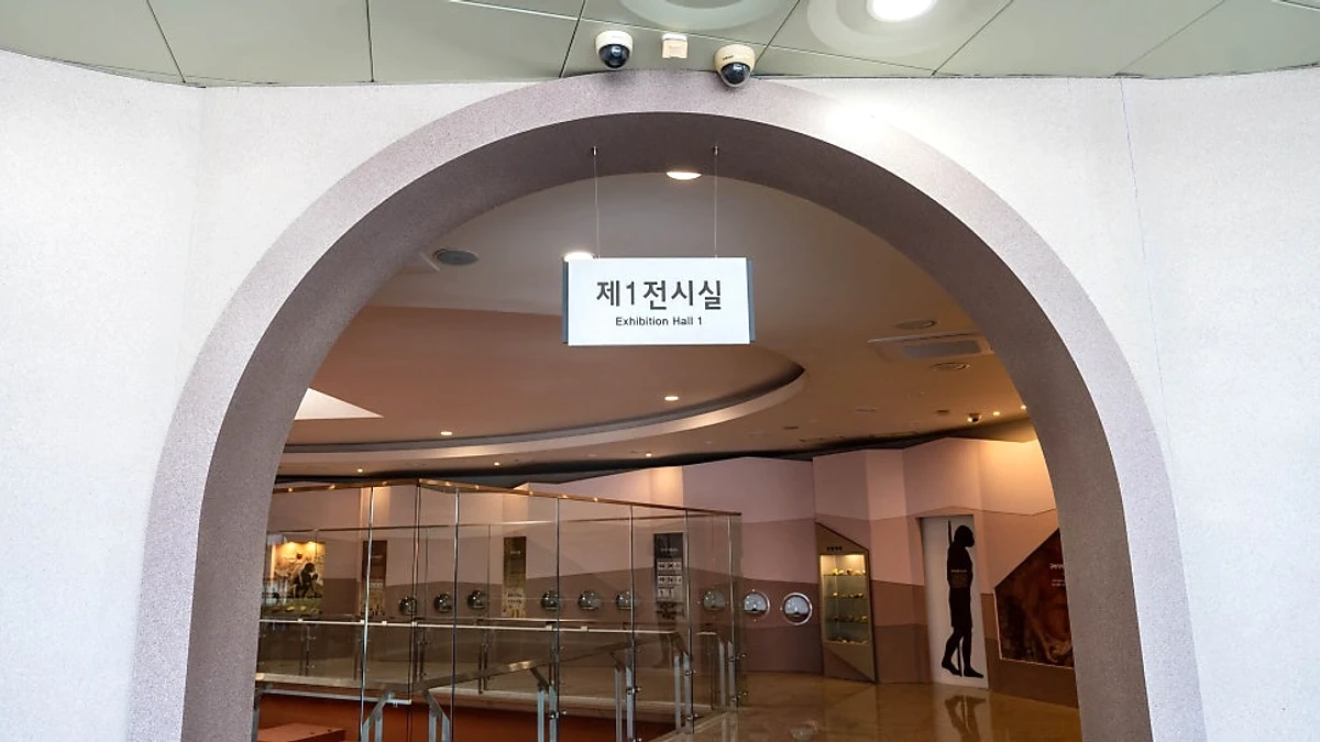 마애선사유적전시관 제1전시실 입구와 유적 전시 공간