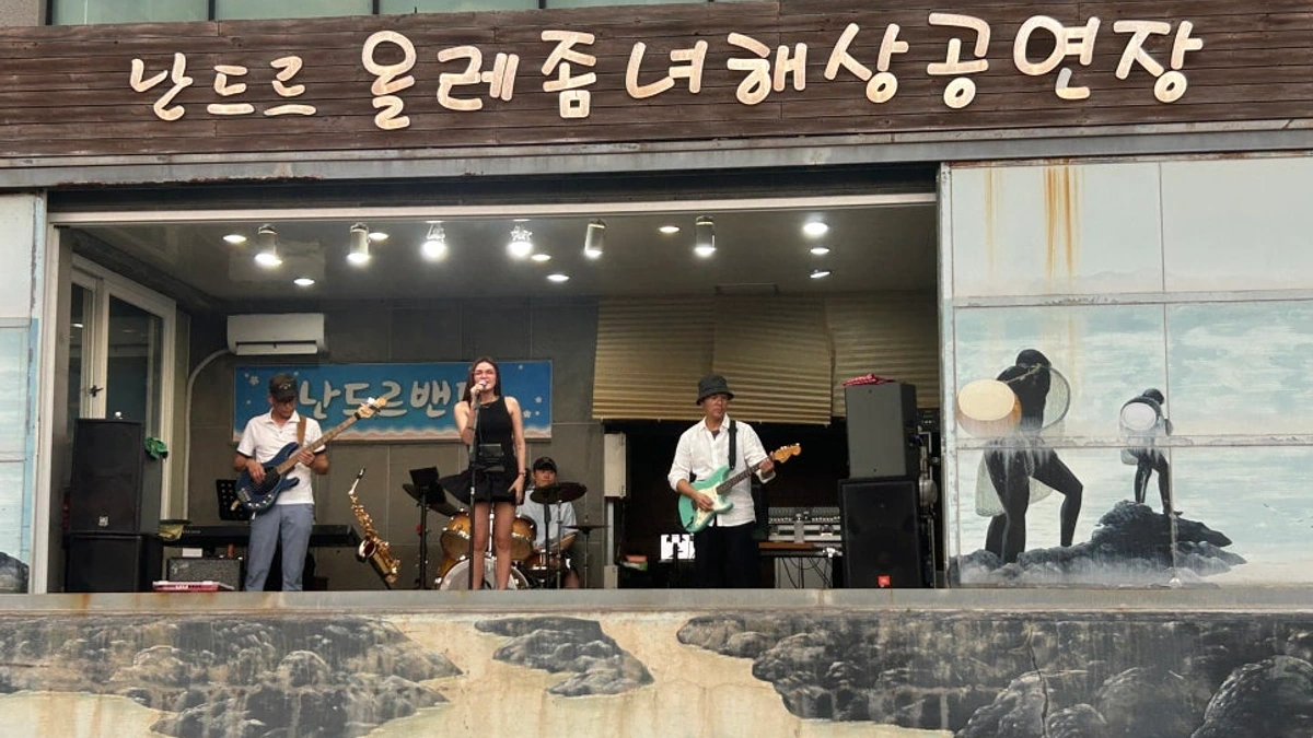 대평리 난드르밴드가 해녀공연 전 무대에서 연주하는 장면