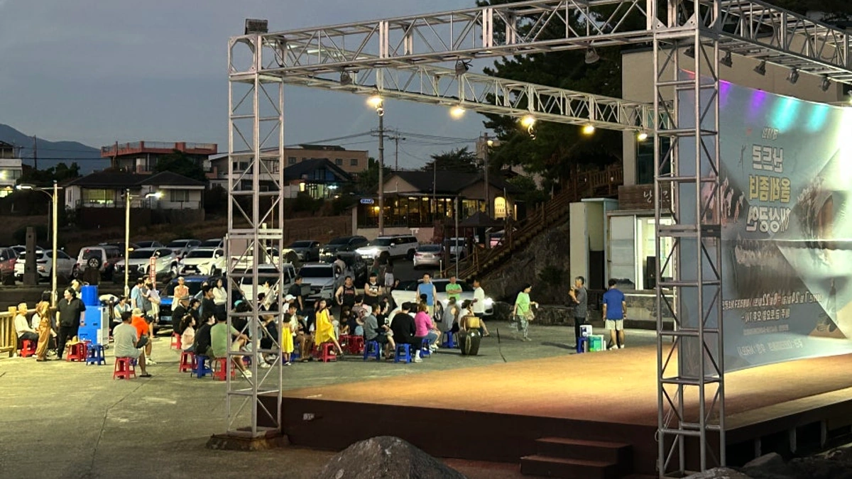 대평리포구 해녀공연장에 조명이 켜진 여름밤 공연장