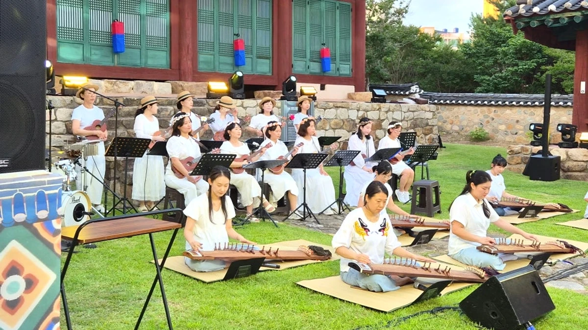 울산향교 마당에 놓인 객석과 공연을 기다리는 관람 공간