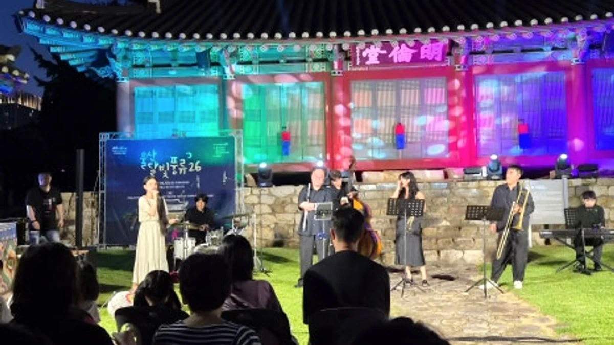 조명이 켜진 울산향교에서 열린 달빛 풍류 26 야간공연 장면